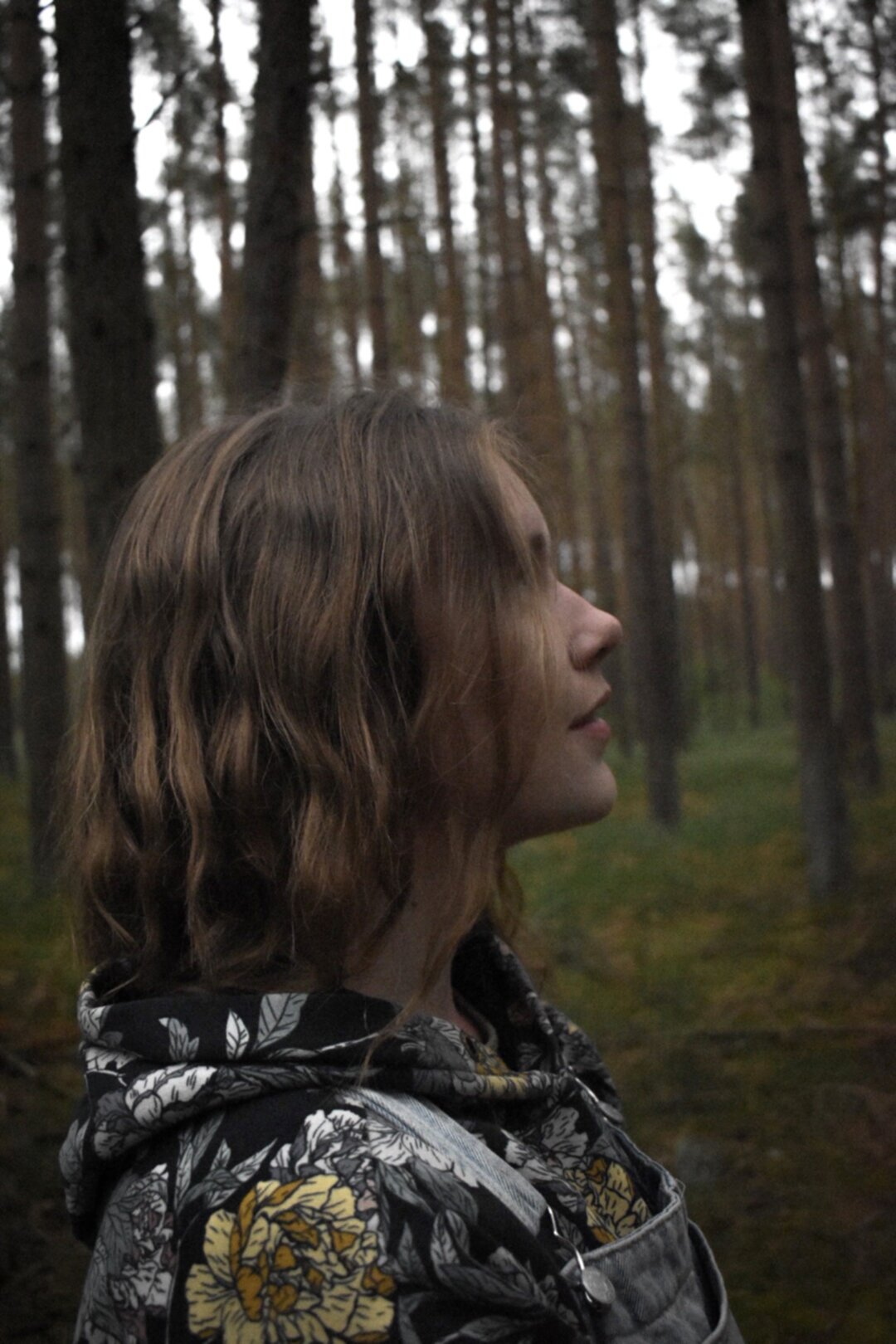 Mila Ziskas head from the side in a forest